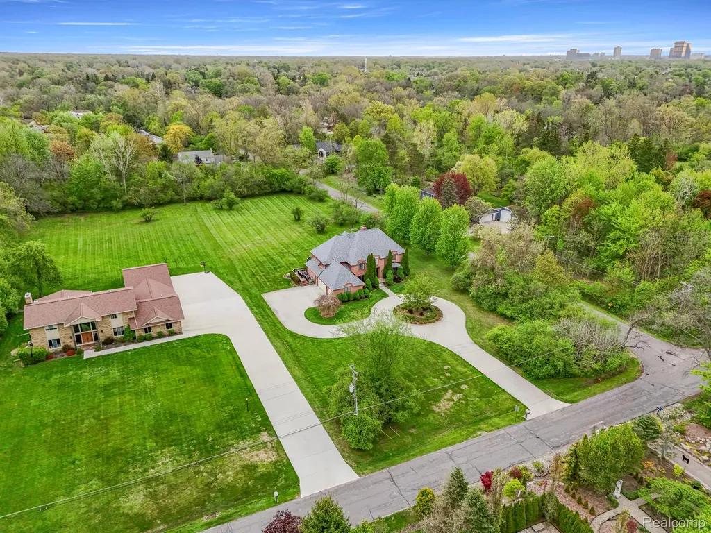 30060 Bristol Lane Bingham Farms Village MI 48025