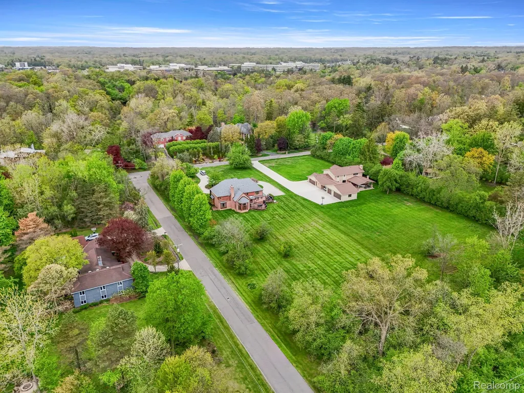 30060 Bristol Lane Bingham Farms Village MI 48025