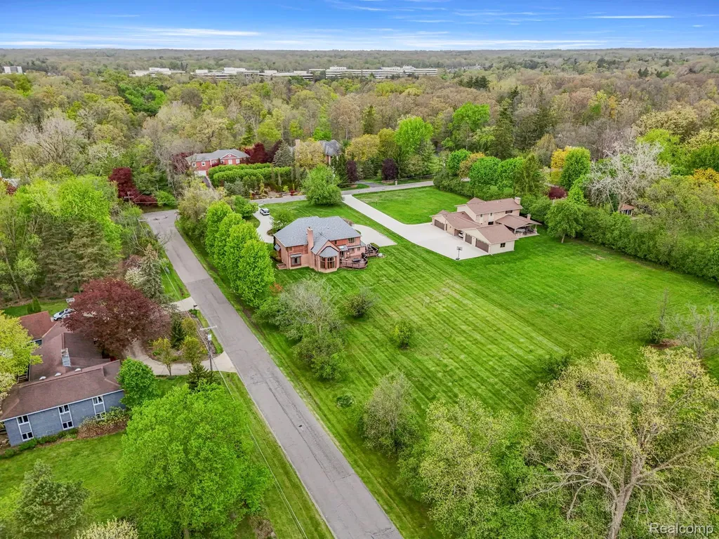 30060 Bristol Lane Bingham Farms Village MI 48025