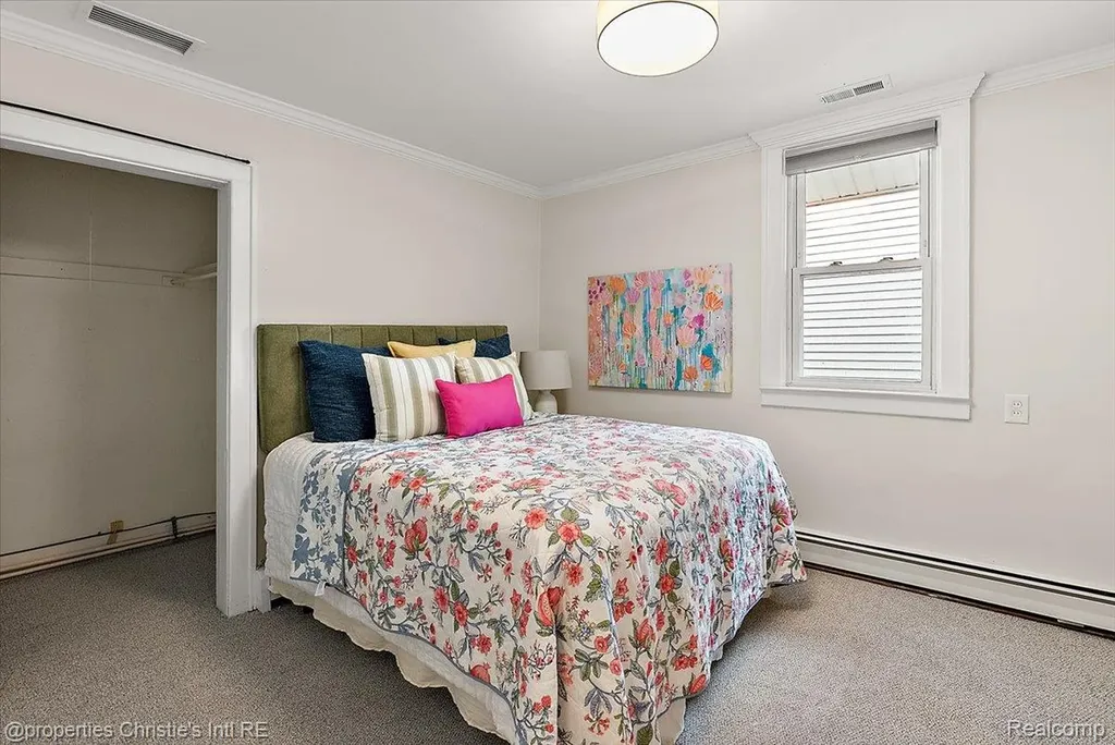 568 Saint Clair Avenue Grosse Pointe City MI 48230