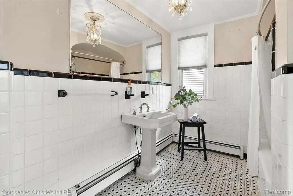 568 Saint Clair Avenue Grosse Pointe City MI 48230