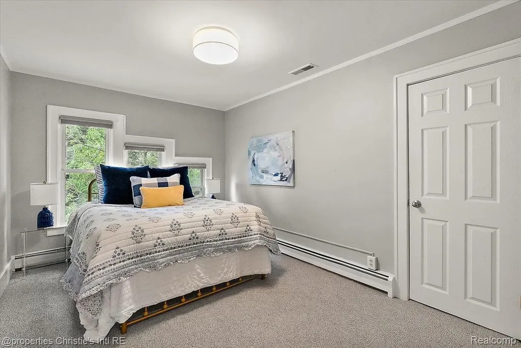 568 Saint Clair Avenue Grosse Pointe City MI 48230