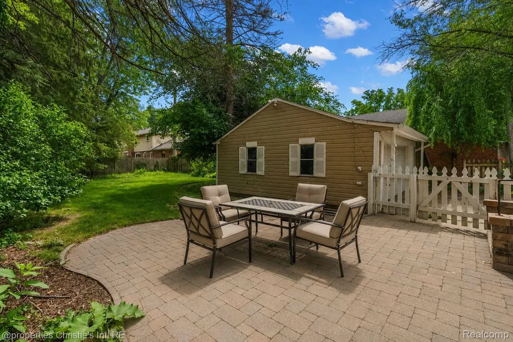 568 Saint Clair Avenue Grosse Pointe City MI 48230