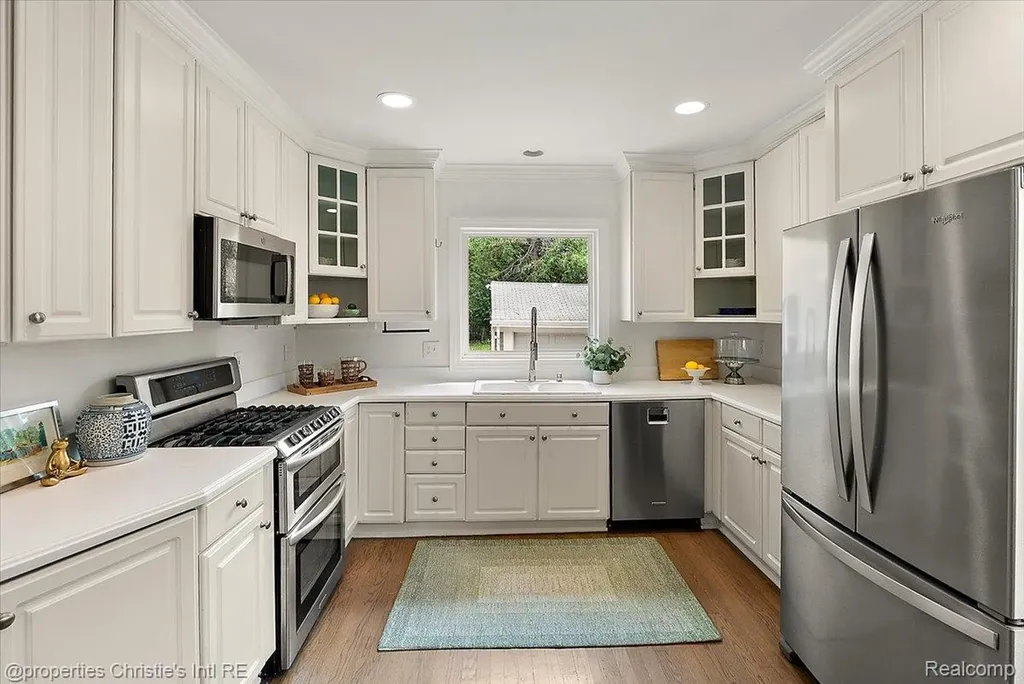 568 Saint Clair Avenue Grosse Pointe City MI 48230