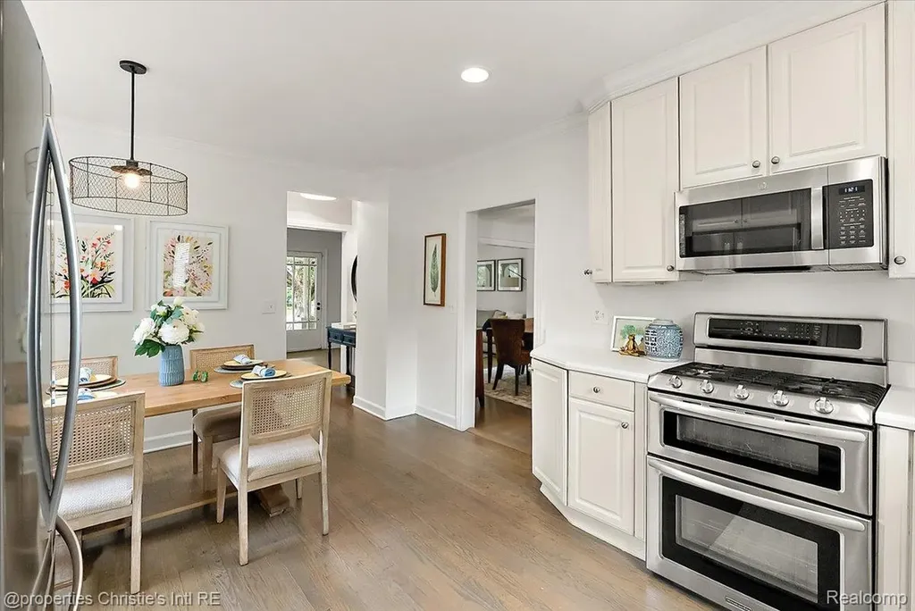 568 Saint Clair Avenue Grosse Pointe City MI 48230