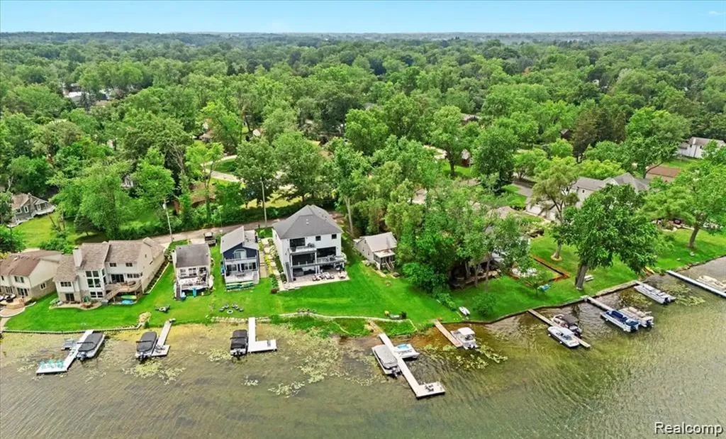 6912 Colony Drive West Bloomfield Charter Township MI 48323