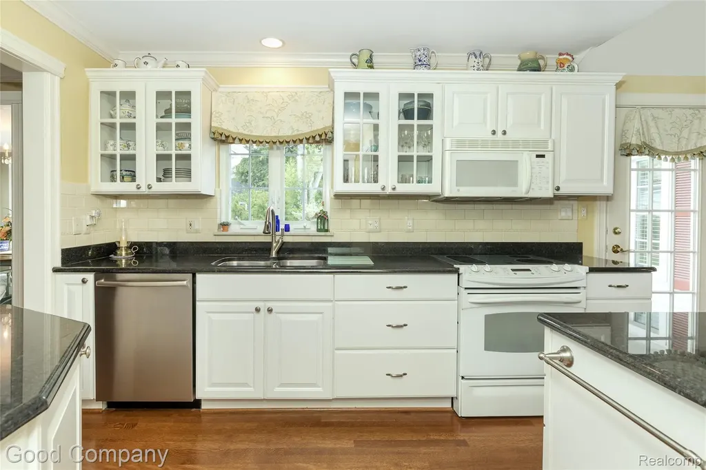32291 Verona Circle Beverly Hills Village MI 48025