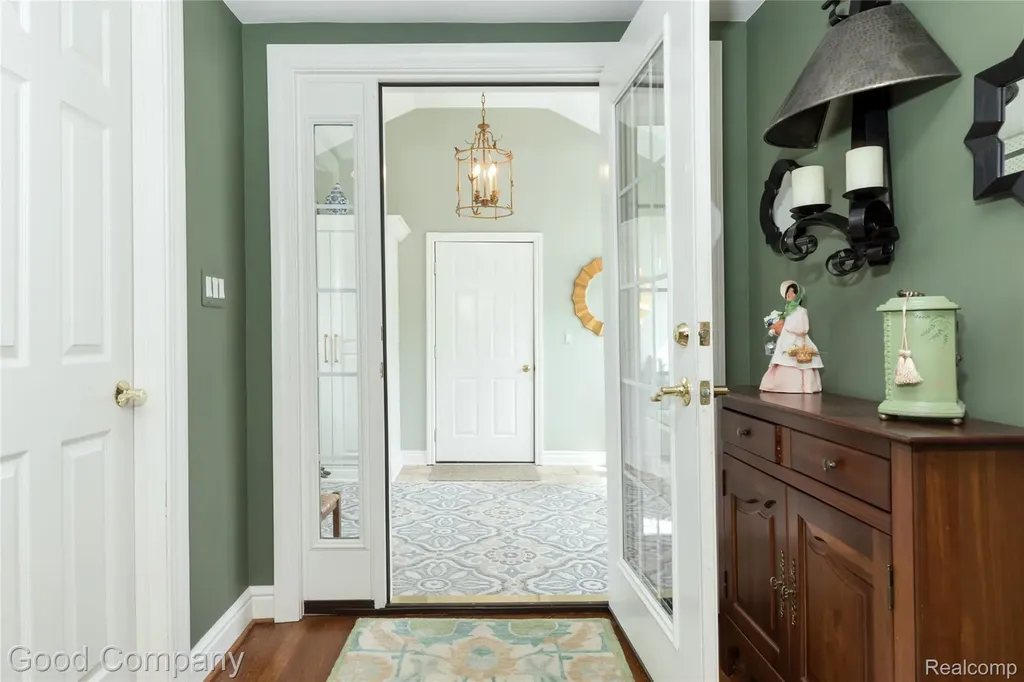 32291 Verona Circle Beverly Hills Village MI 48025