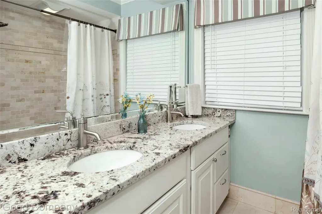 32291 Verona Circle Beverly Hills Village MI 48025