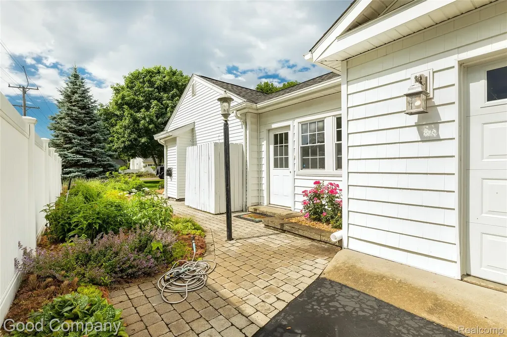 32291 Verona Circle Beverly Hills Village MI 48025
