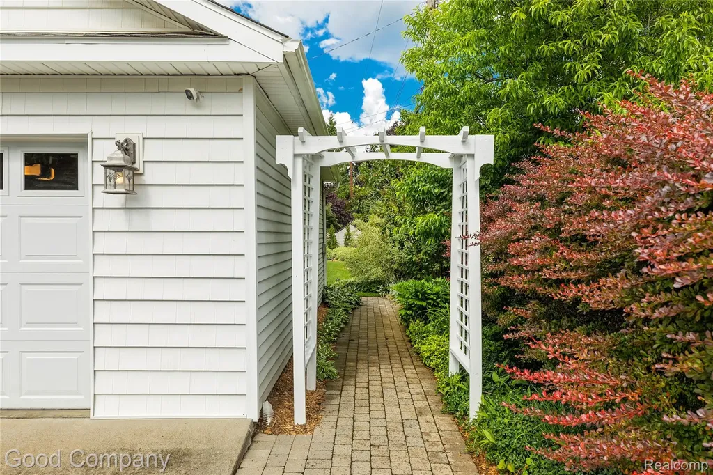 32291 Verona Circle Beverly Hills Village MI 48025