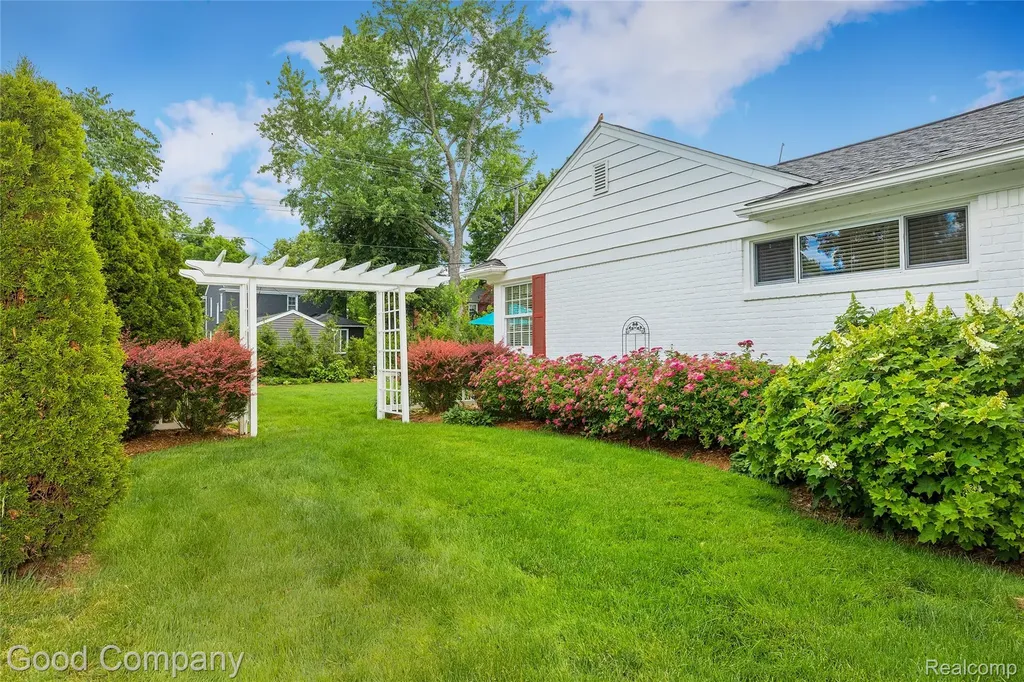 32291 Verona Circle Beverly Hills Village MI 48025