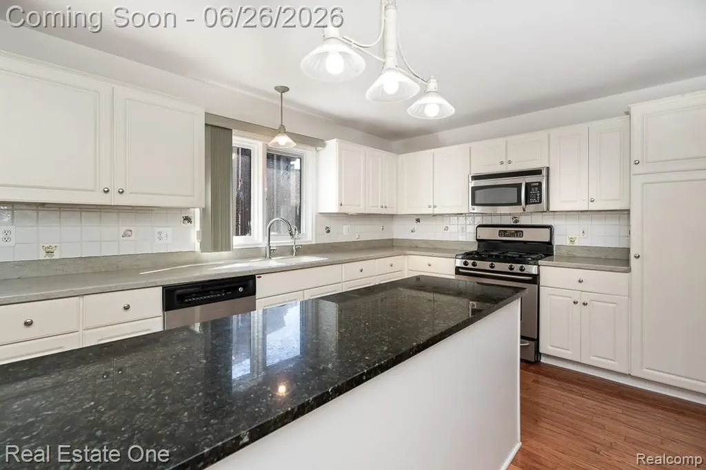 227 Bloomer Ridge Court Rochester City MI 48307