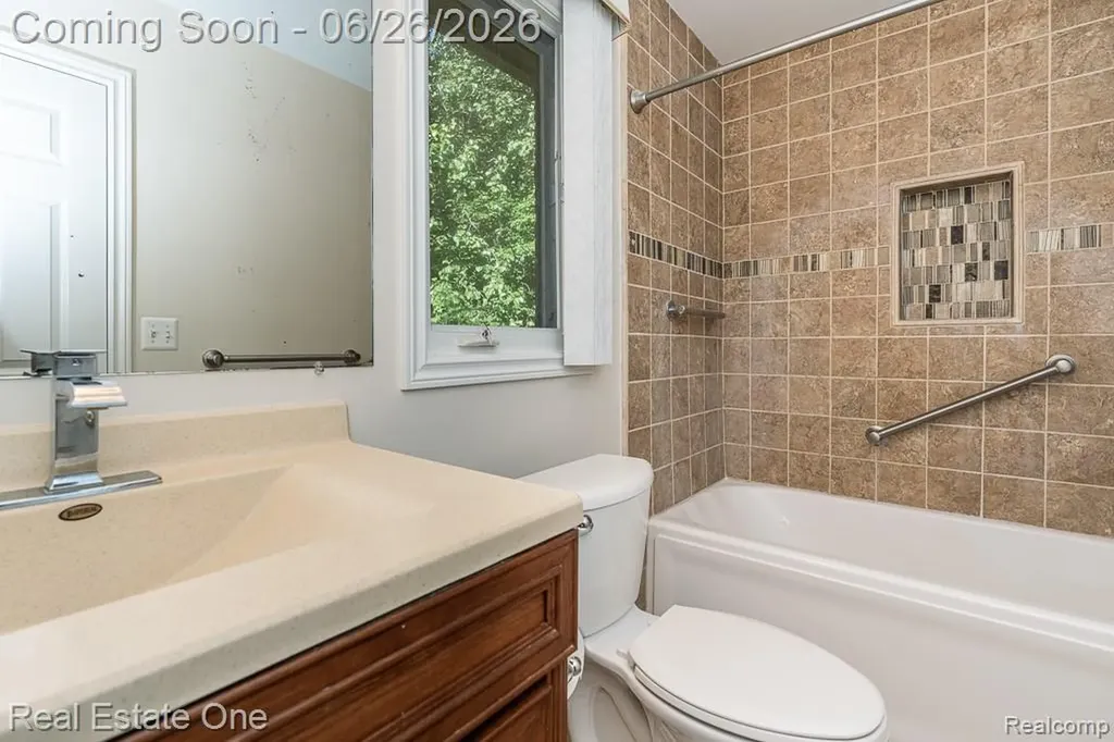 227 Bloomer Ridge Court Rochester City MI 48307