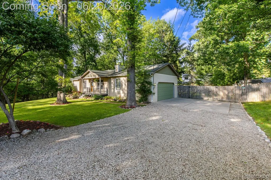 1665 Rosedale Street West Bloomfield Charter Township MI 48324