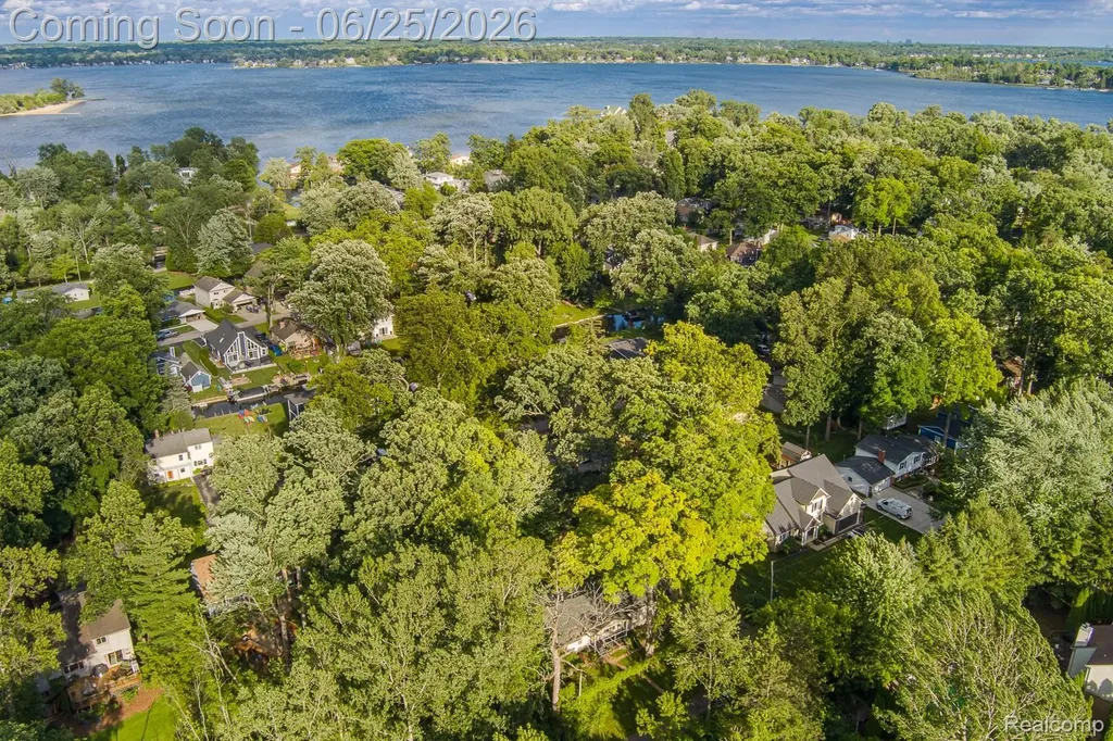1665 Rosedale Street West Bloomfield Charter Township MI 48324