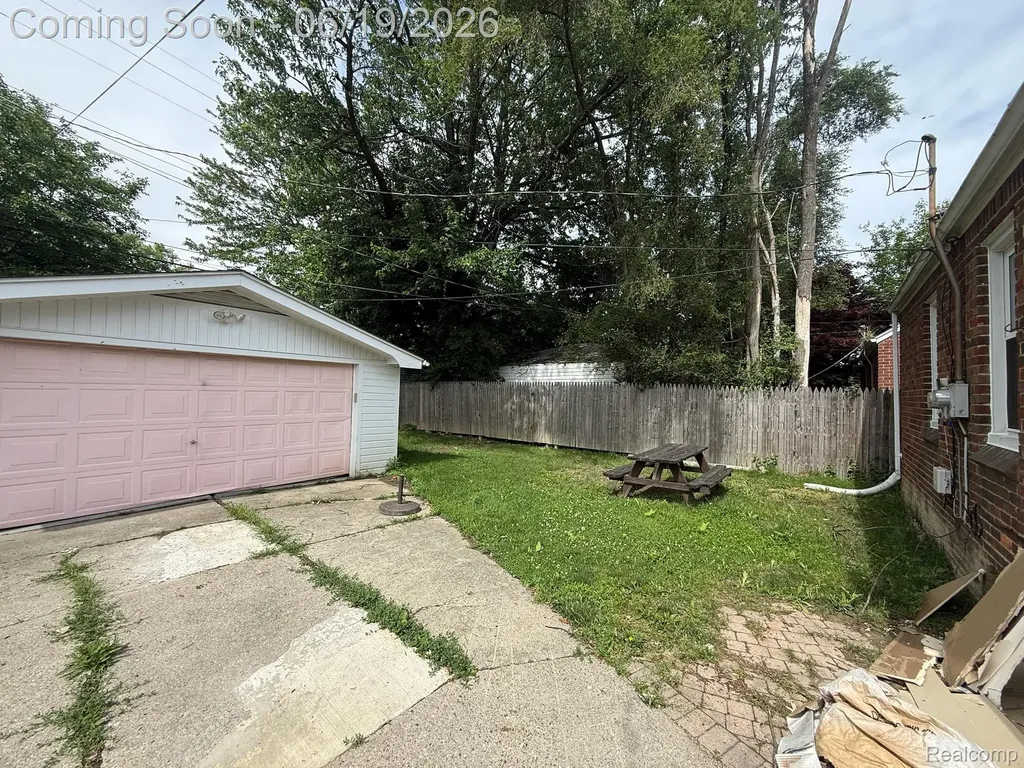 20056 Roscommon Street Harper Woods City MI 48225