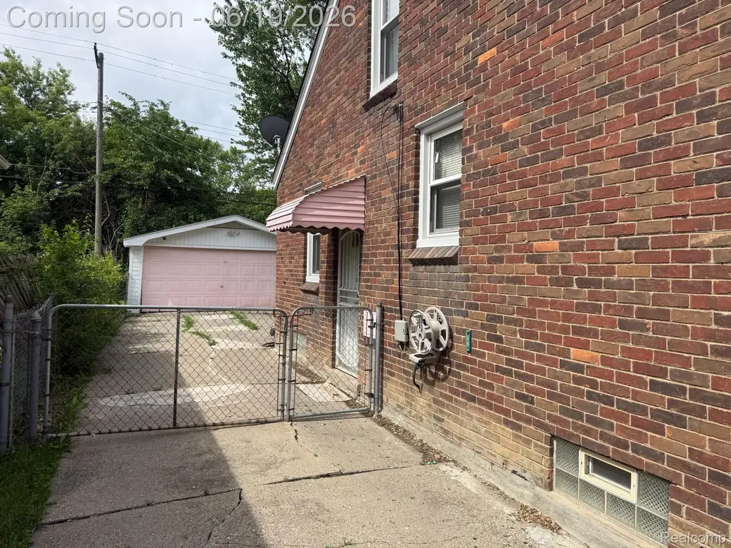 20056 Roscommon Street Harper Woods City MI 48225