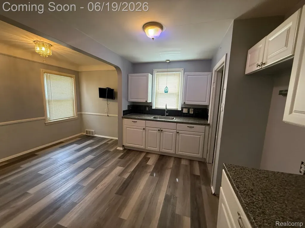 20056 Roscommon Street Harper Woods City MI 48225