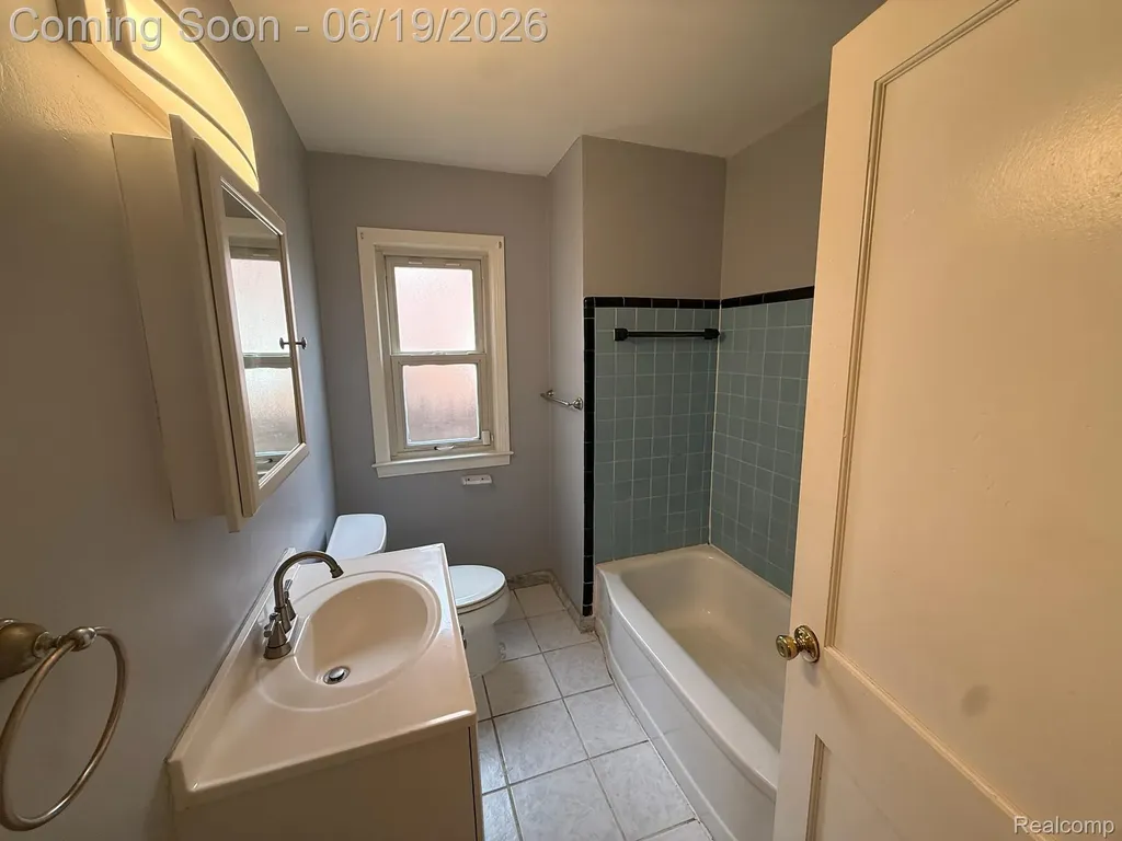 20056 Roscommon Street Harper Woods City MI 48225