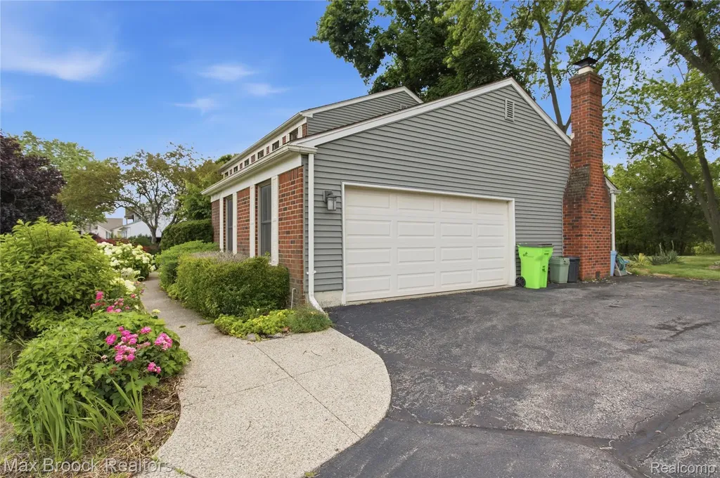 4259 Savoie Trail West Bloomfield Charter Township MI 48323