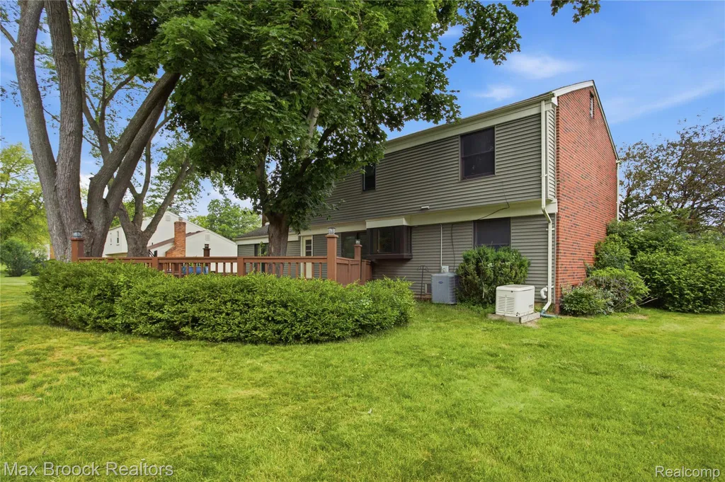 4259 Savoie Trail West Bloomfield Charter Township MI 48323