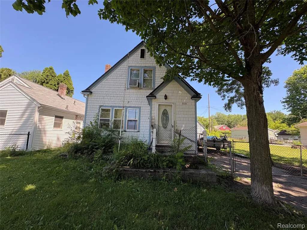 818 Loa Street Lansing City MI 48910