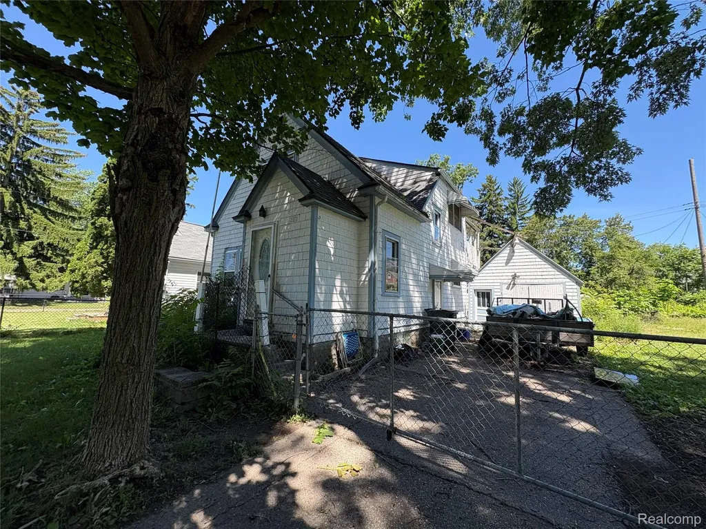 818 Loa Street Lansing City MI 48910