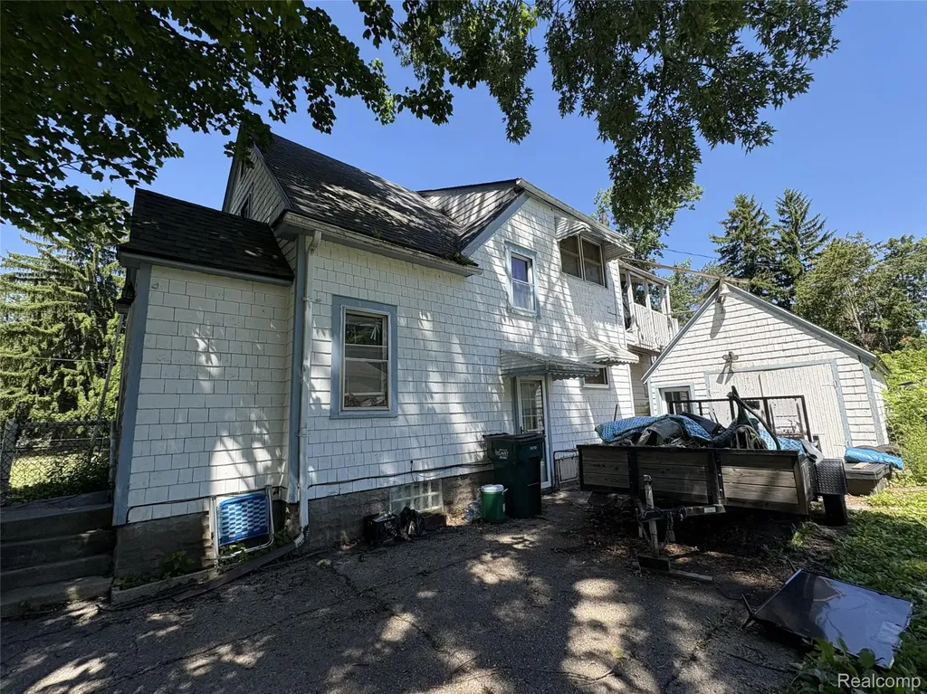 818 Loa Street Lansing City MI 48910