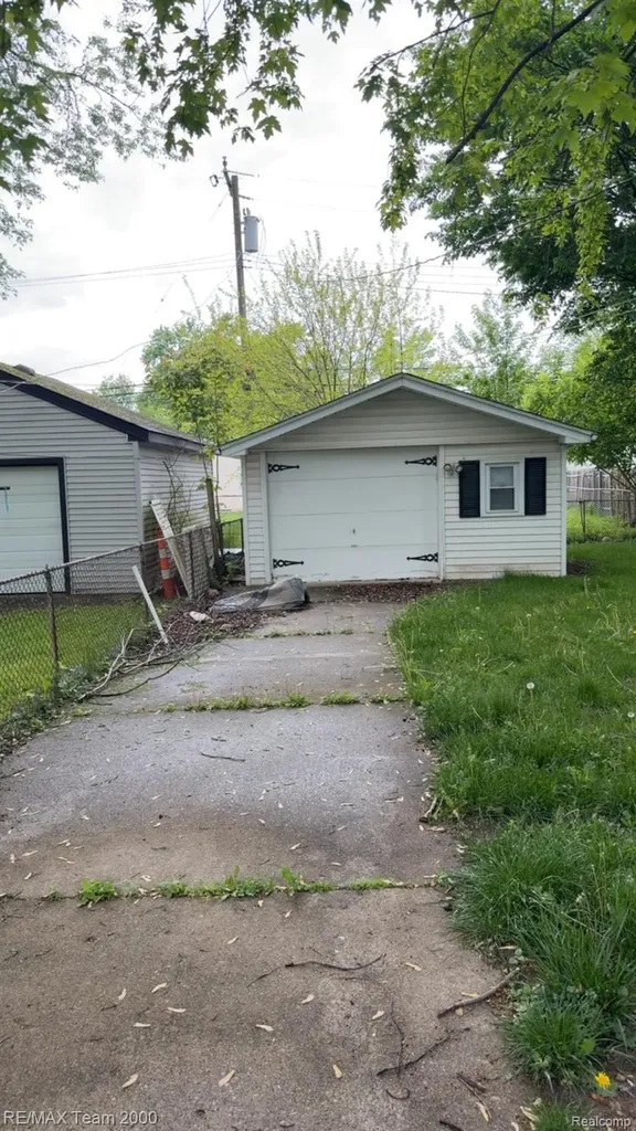 8094 Oak Street Taylor City MI 48180