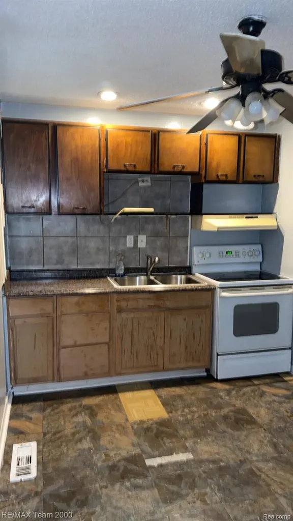 8094 Oak Street Taylor City MI 48180