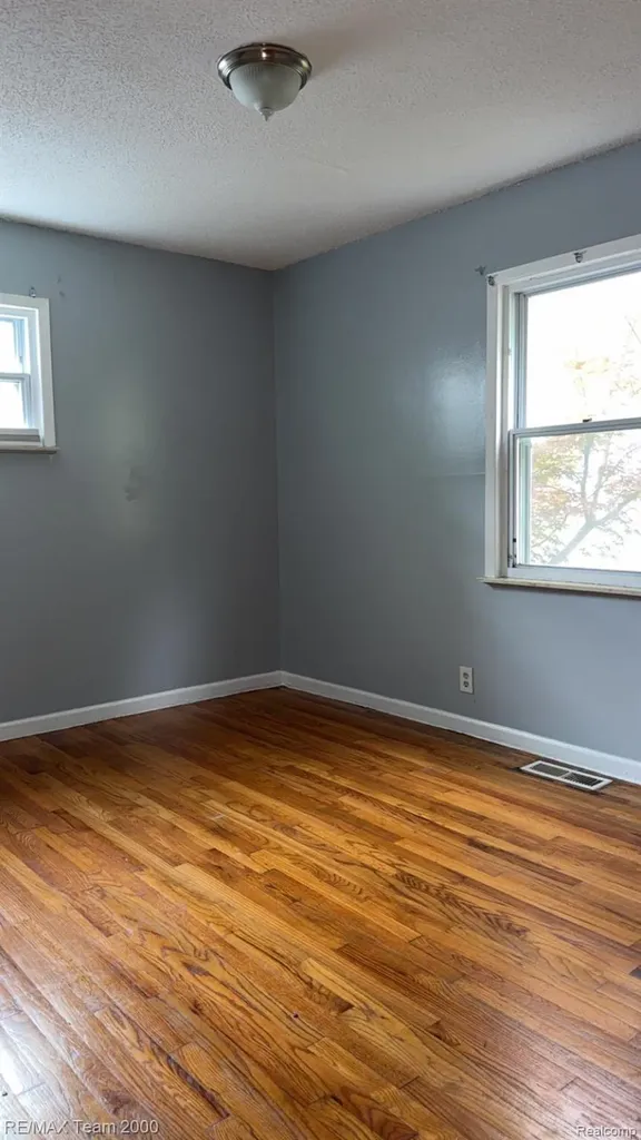 8094 Oak Street Taylor City MI 48180