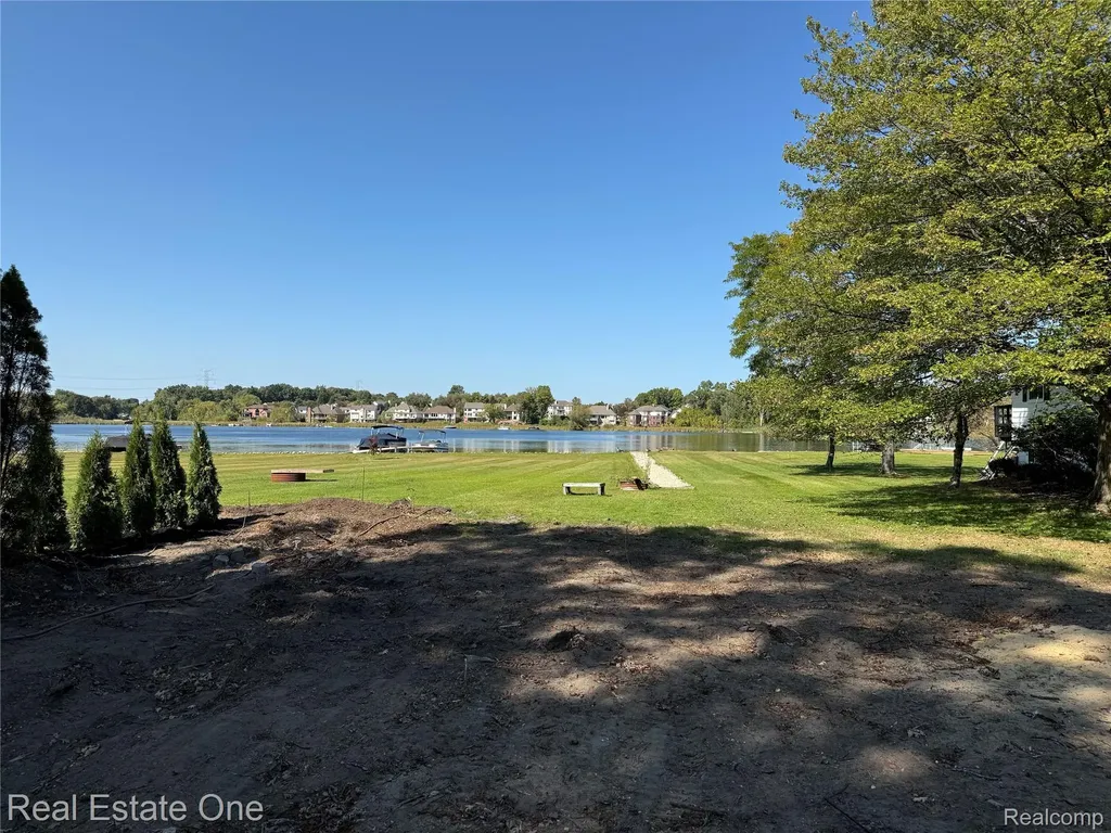 2910 Loon Drive Wixom City MI 48393