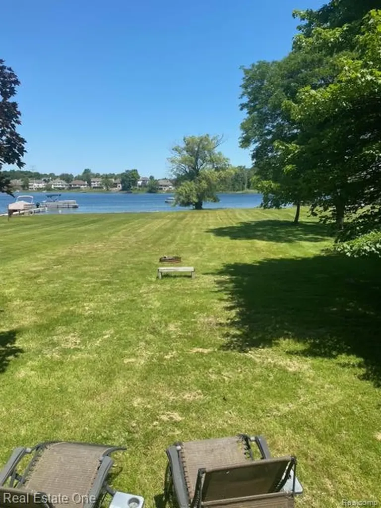 2910 Loon Drive Wixom City MI 48393