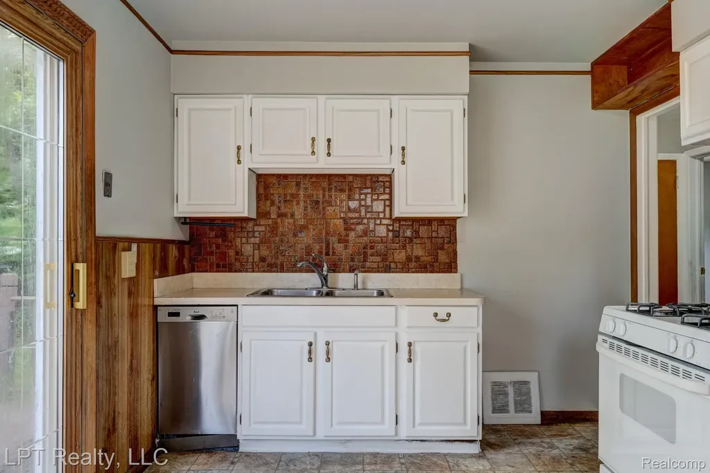 23038 Violet Street Farmington City MI 48336