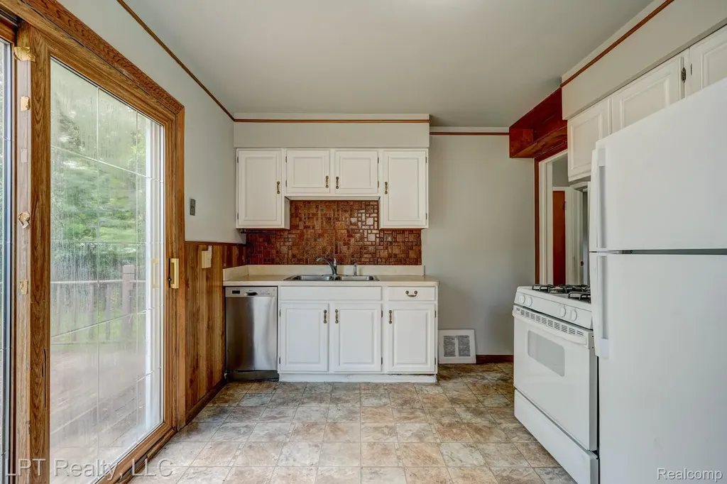 23038 Violet Street Farmington City MI 48336