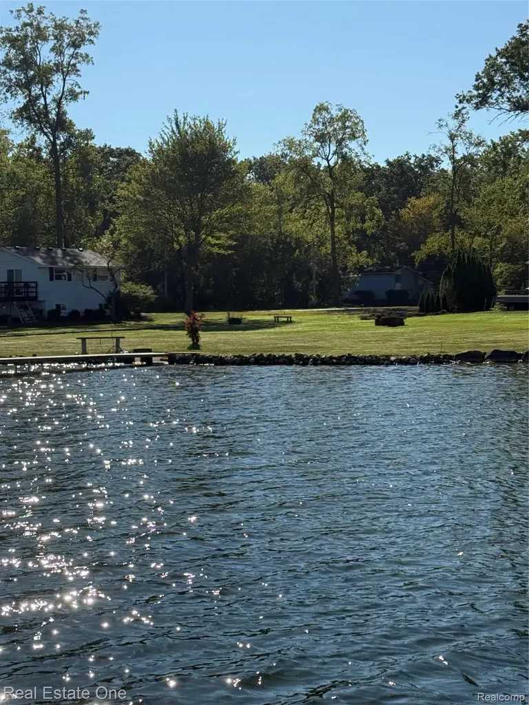 2910 Loon Drive Wixom City MI 48393