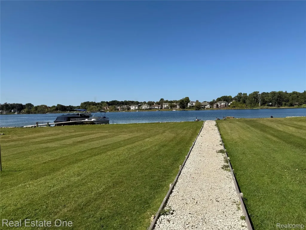 2910 Loon Drive Wixom City MI 48393