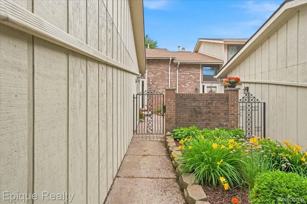 26 Kirks Court Rochester Hills City MI 48309