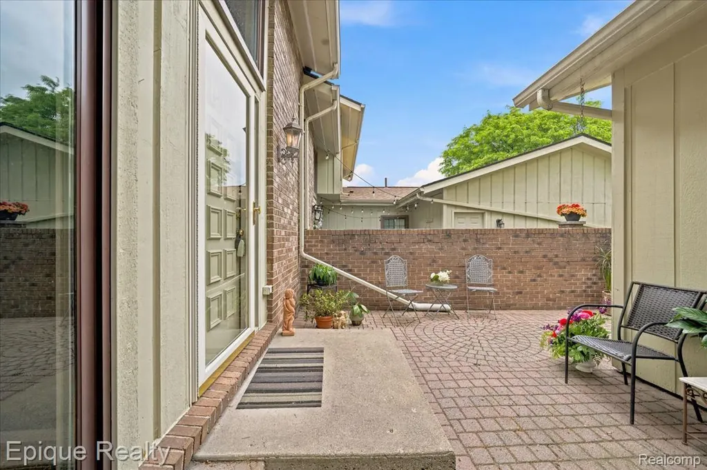 26 Kirks Court Rochester Hills City MI 48309