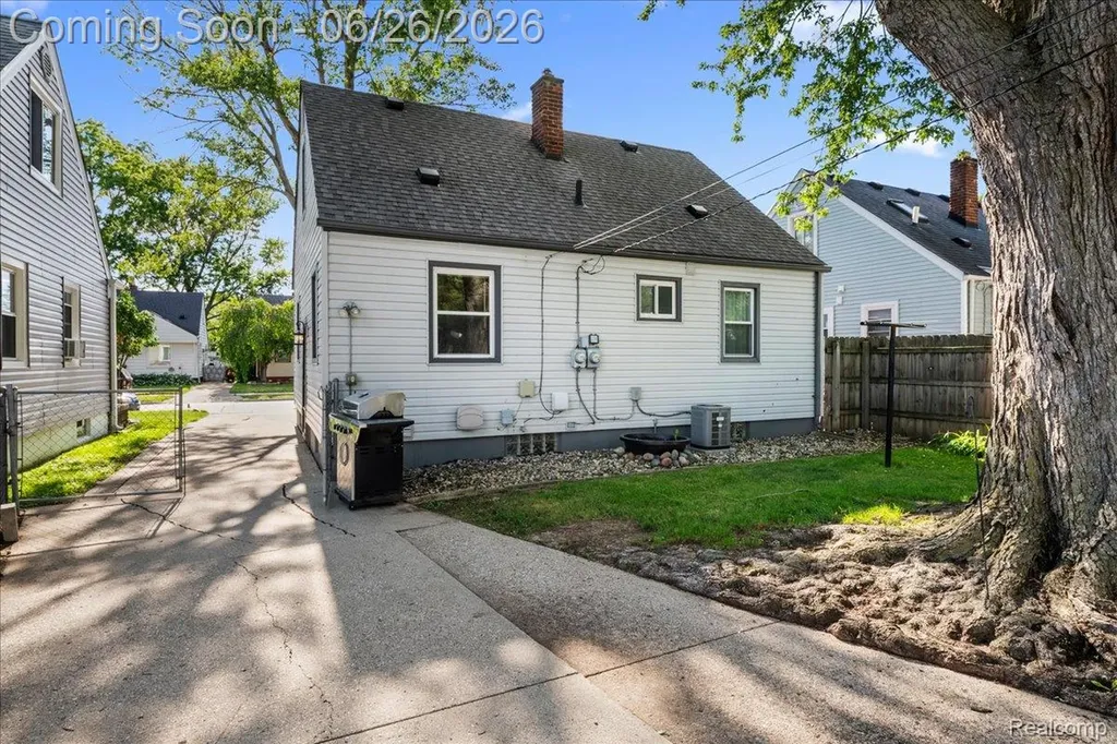29710 Quinkert Street Roseville City MI 48066