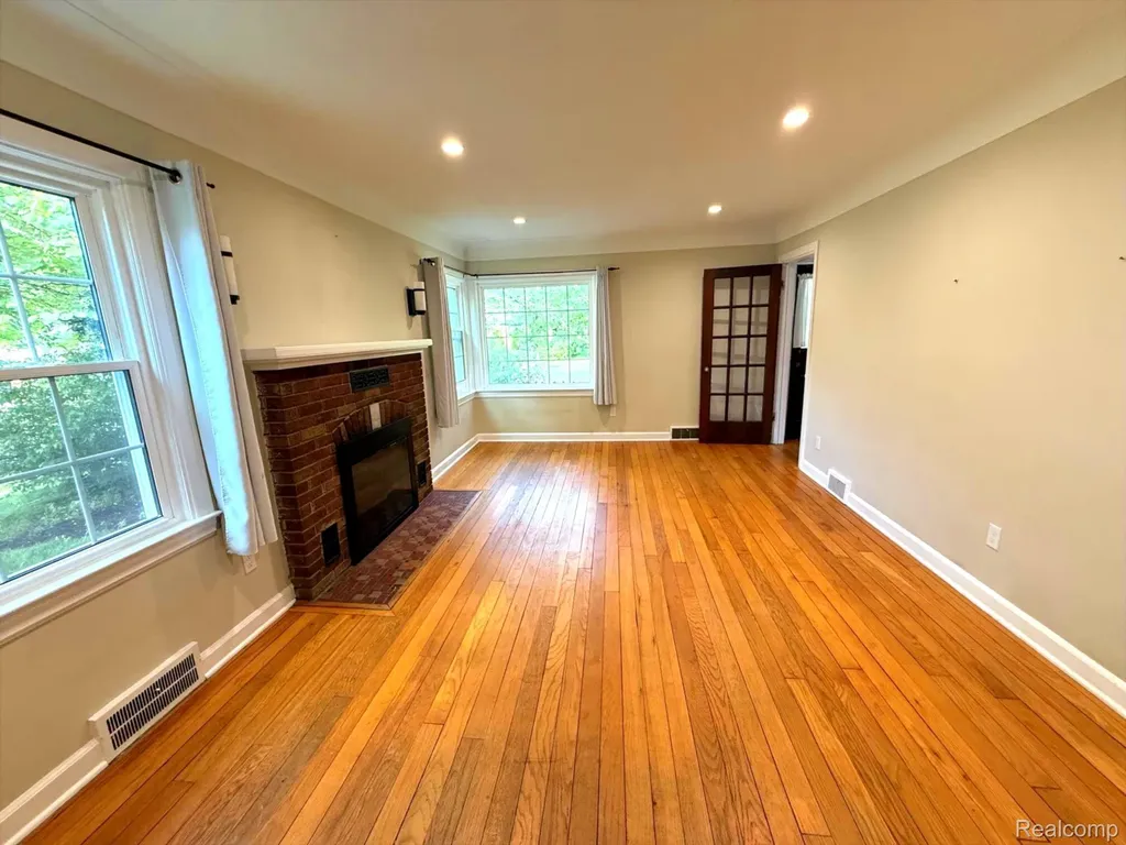 340 N Hagadorn Street South Lyon City MI 48178