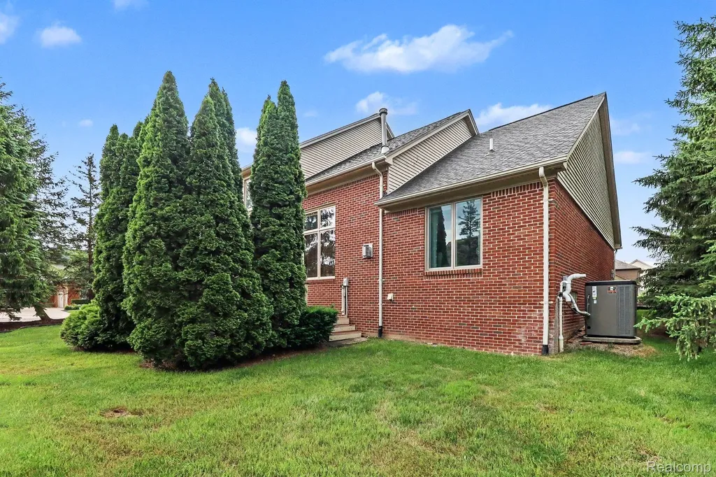55206 Leonard Court Shelby Charter Township MI 48316