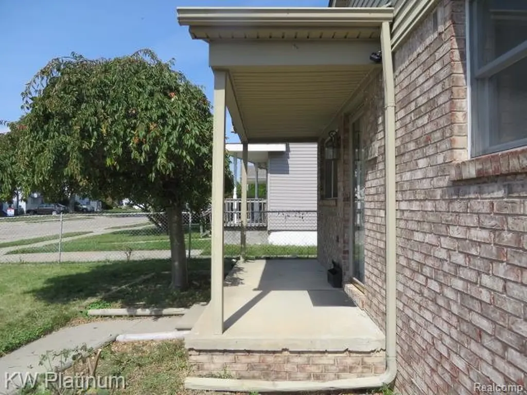 23120 Lambrecht Avenue Eastpointe City MI 48021