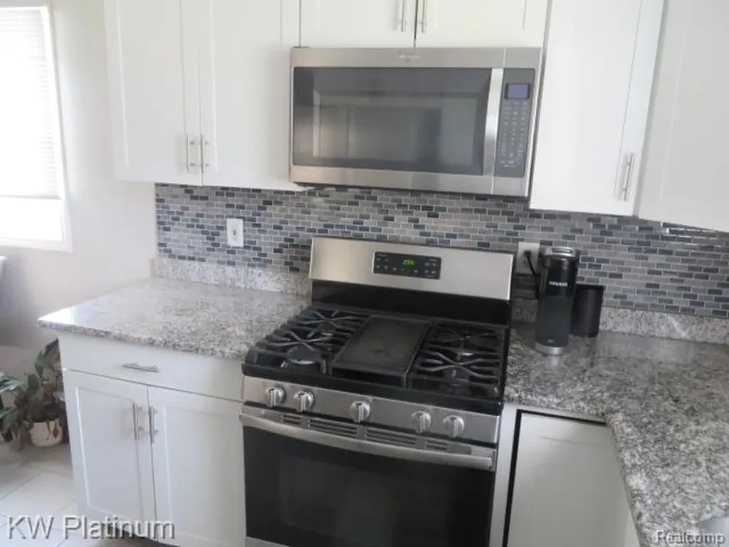 23120 Lambrecht Avenue Eastpointe City MI 48021