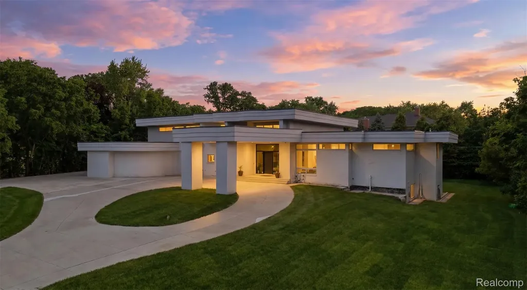 24696 Franklin Park Drive Franklin Village MI 48025