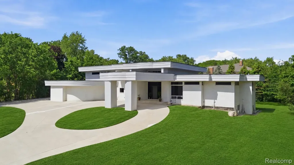 24696 Franklin Park Drive Franklin Village MI 48025