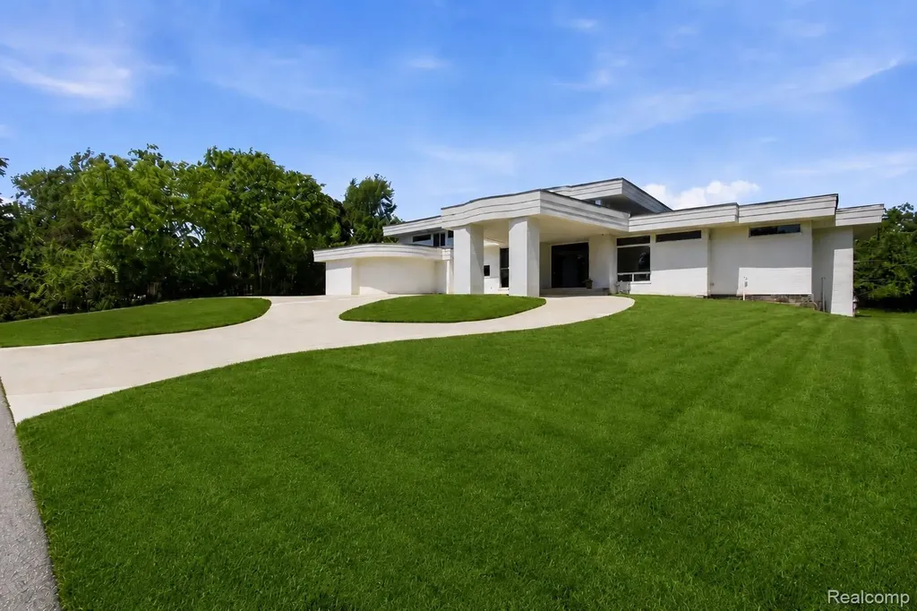 24696 Franklin Park Drive Franklin Village MI 48025