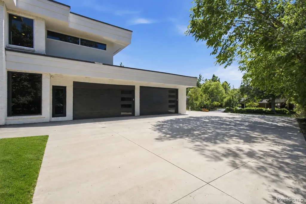 24696 Franklin Park Drive Franklin Village MI 48025