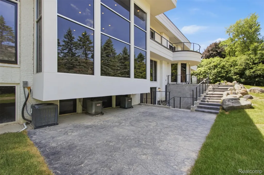 24696 Franklin Park Drive Franklin Village MI 48025